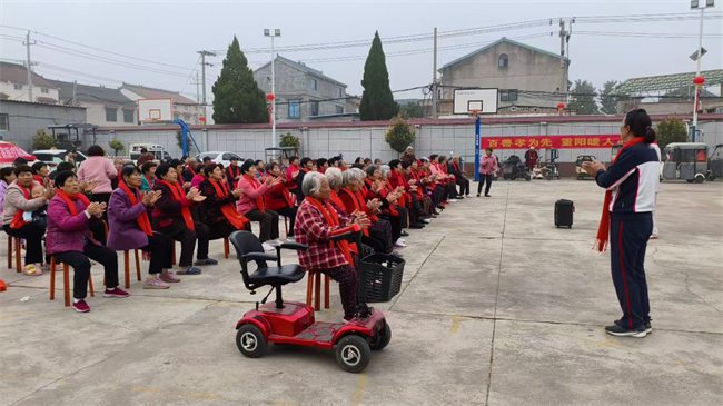 懒人仓携手东义合村委会，共谱敬老温情篇章(图2)